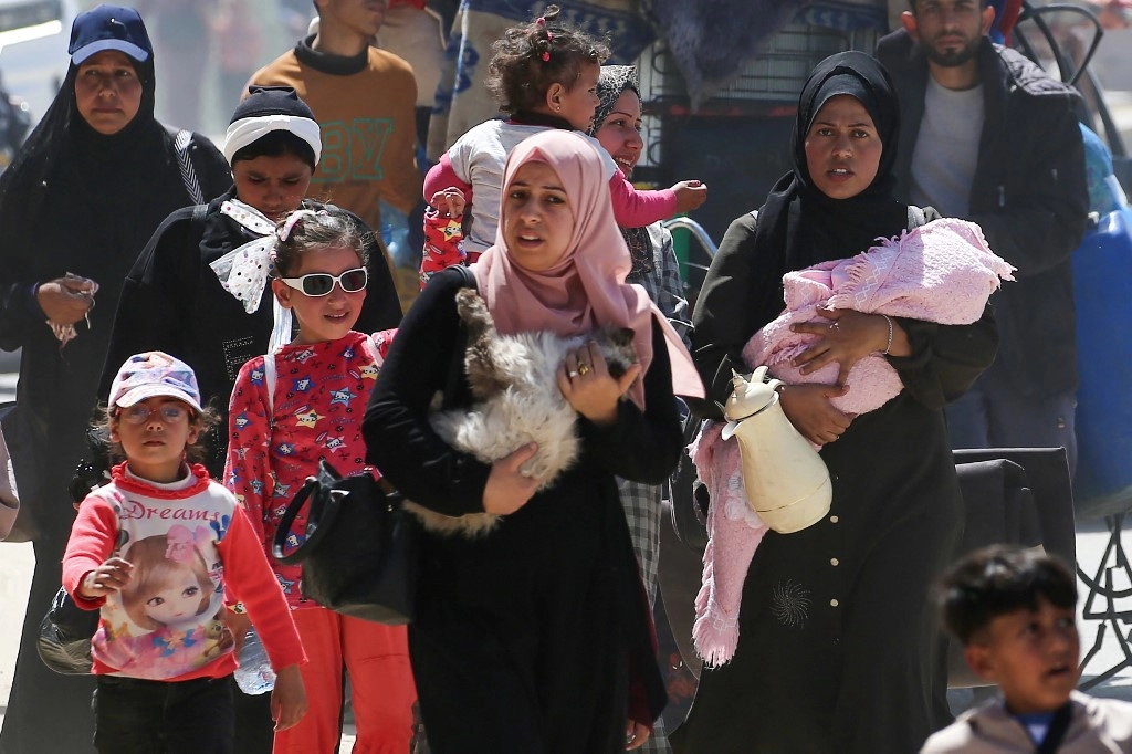 Izraelske snage ulaze u Rafah, stotine tisuća u bijegu: “Ruše ono što je ostalo”